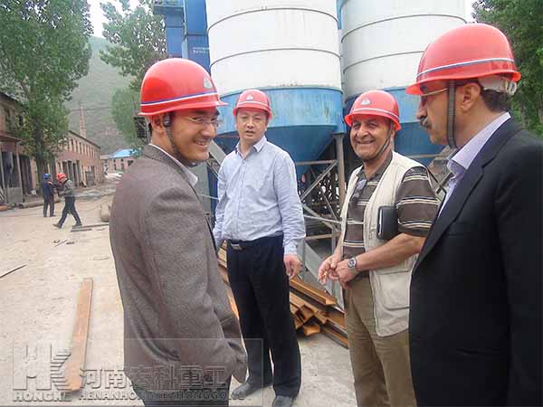 伊朗客户来厂考察陶粒回转窑生产线现场