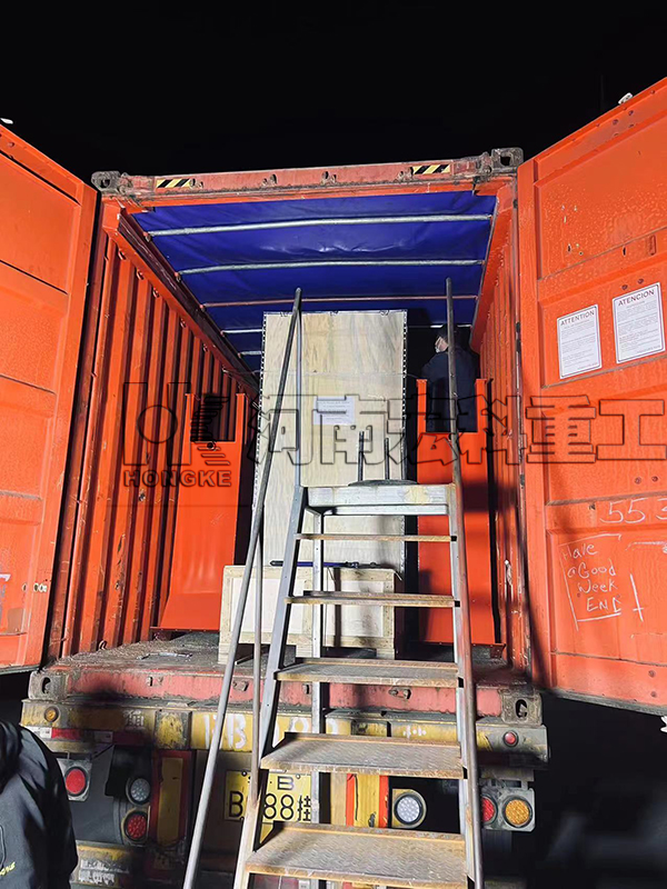 发往阿尔及利亚21个货柜-3.5米回转窑装货现场